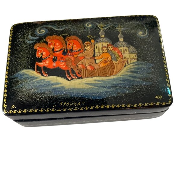 Vintage Hand-Painted Russian Lidded Lacquer Hinged Box with Troika Scene Signed - Picture 9 of 9